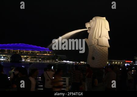 Fotos von Singapurs berühmtesten Wahrzeichen am Fluss: Marina Bay Sands, Merlion & Esplanade. Aufgenommen in der Nacht am 11/01/20 Stockfoto