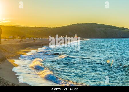 Veleka Strand in der Stadt Sinemorets in Bulgarien während des Sonnenuntergangs Stockfoto