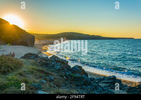 Veleka Strand in der Stadt Sinemorets in Bulgarien während des Sonnenuntergangs Stockfoto