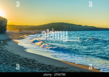 Veleka Strand in der Stadt Sinemorets in Bulgarien während des Sonnenuntergangs Stockfoto