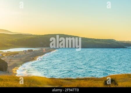 Veleka Strand in der Stadt Sinemorets in Bulgarien während des Sonnenuntergangs Stockfoto