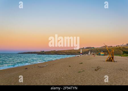 Veleka Strand in der Stadt Sinemorets in Bulgarien während des Sonnenuntergangs Stockfoto