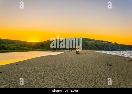 Veleka Strand in der Stadt Sinemorets in Bulgarien während des Sonnenuntergangs Stockfoto