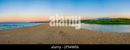 Veleka Strand in der Stadt Sinemorets in Bulgarien während des Sonnenuntergangs Stockfoto