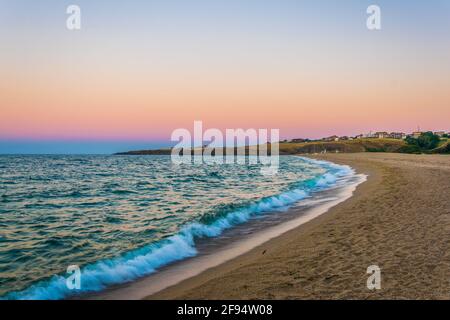 Veleka Strand in der Stadt Sinemorets in Bulgarien während des Sonnenuntergangs Stockfoto