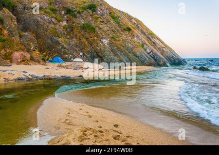 Veleka Strand in der Stadt Sinemorets in Bulgarien während des Sonnenuntergangs Stockfoto