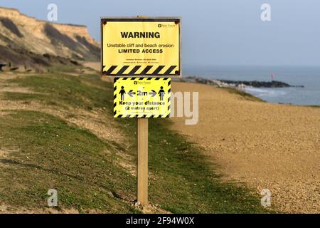 Zwei aktuelle Bedenken in einem: Küstenerosion und soziale Distanzierung. . Barton-on-Sea, New Forest, Hampshire, England. Stockfoto