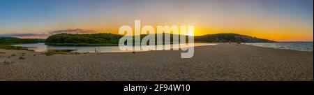 Veleka Strand in der Stadt Sinemorets in Bulgarien während des Sonnenuntergangs Stockfoto