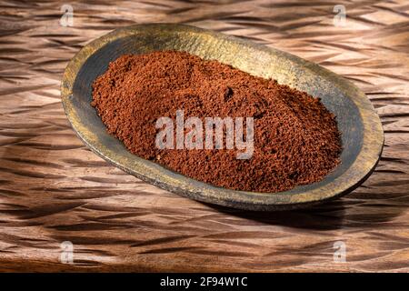 Gemahlener gerösteter Kaffee in der Holzschüssel - kolumbianischer Kaffee Stockfoto