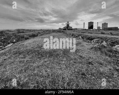 Das verlassene, verlassene Brut des Hochofens am Redcar Steelworks vor einem dramatischen Himmel, aus den Trümmern der Slagfields gesehen Stockfoto