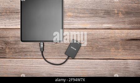 Ein Apple iPad Pro mit einer XQD-Speicherkarte, die über OTG über einen Kartenleser angeschlossen ist. Stockfoto