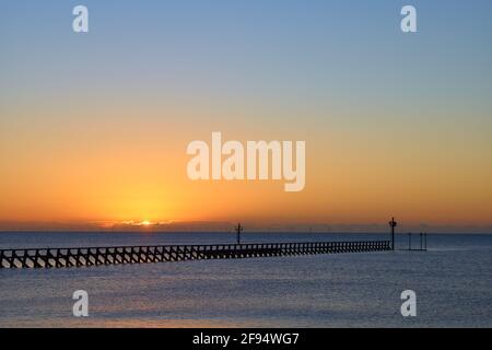 Sonnenaufgang am Weihnachtstag am West Beach in der Nähe von Littlehampton in West Sussex, Großbritannien Stockfoto