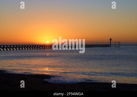 Sonnenaufgang am Weihnachtstag am West Beach in der Nähe von Littlehampton in West Sussex, Großbritannien Stockfoto