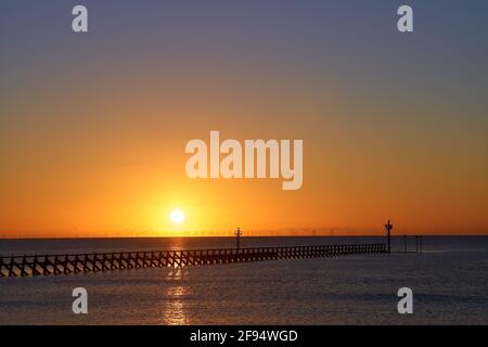 Sonnenaufgang am Weihnachtstag am West Beach in der Nähe von Littlehampton in West Sussex, Großbritannien Stockfoto