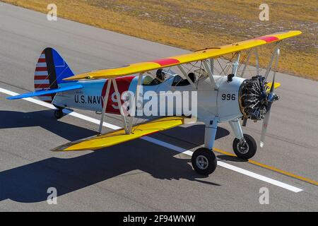 Ein restaurierter Boeing Stearman Doppeldecker aus den 1930er Jahren in den Farben der US Navy Abheben Stockfoto