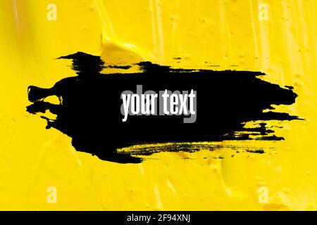 Schwarzes Banner auf farbigem Lack. werbung. Unebener Strich auf einer farbenfrohen Oberfläche. Hochwertige Fotos Stockfoto