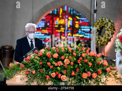 Baden-Württemberg, Tübingen. 16. April 2021: Winfried Kretschmann (Bündnis 90/die Grünen), Ministerpräsident von Baden-Württemberg, steht beim Trauerdienst für den Theologen Hans Küng in der St. Johannes-Kirche vor dem Sarg. Hans Küng starb am 6. April im Alter von 93 Jahren. Foto: Bernd Weissbrod/dpa Kredit: dpa picture Alliance/Alamy Live News Kredit: dpa picture Alliance/Alamy Live News Stockfoto