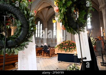 Baden-Württemberg, Tübingen. 16. April 2021: Winfried Kretschmann (Bündnis 90/die Grünen), Ministerpräsident von Baden-Württemberg, sitzt beim Trauerdienst für den Theologen Hans Küng in der St. Johannes Kirche. Hans Küng starb am 6. April im Alter von 93 Jahren. Foto: Bernd Weissbrod/dpa-Pool/dpa Kredit: dpa picture Alliance/Alamy Live News Kredit: dpa picture Alliance/Alamy Live News Stockfoto