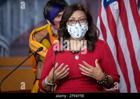 Washington, Vereinigte Staaten Von Amerika. April 2021. Die Vertreterin der Vereinigten Staaten, Norma Torres (Demokratin von Kalifornien), hält am Donnerstag, den 15. April 2021, im US-Kapitol in Washington, DC, eine Rede vor der Passage des Paycheck Fairness Act. Quelle: Rod Lampey/CNP/Sipa USA Quelle: SIPA USA/Alamy Live News Stockfoto