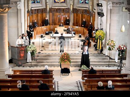 Baden-Württemberg, Tübingen. 16. April 2021: Bei der Trauerfeier für den Theologen Hans Küng steht der Sarg von Hans Küng in der St. Johannes Kirche umrahmt von Blumenschmuck und Trauerkränzen. Hans Küng starb am 6. April im Alter von 93 Jahren. Foto: Bernd Weissbrod/dpa-Pool/dpa Kredit: dpa picture Alliance/Alamy Live News Kredit: dpa picture Alliance/Alamy Live News Stockfoto