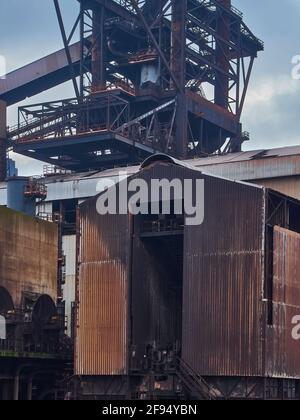 Ein Detail aus dem verlassenen Redcar Steelworks Complex, das das komplizierte Geflecht von Stützstrukturen für den Hochofen und eine rostende Werkstatt zeigt. Stockfoto