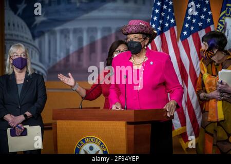 Washington, Vereinigte Staaten Von Amerika. April 2021. Die US-Vertreterin Alma Adams (Demokratin von North Carolina) hält am Donnerstag, dem 15. April 2021, auf einer Pressekonferenz im Vorfeld der Passage des Paycheck Fairness Act im US-Kapitol in Washington, DC, eine Rede. Quelle: Rod Lampey/CNP/Sipa USA Quelle: SIPA USA/Alamy Live News Stockfoto