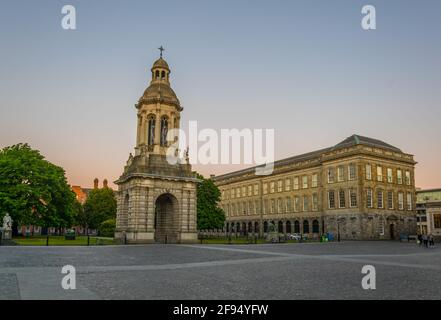 Campanile innerhalb des Trinity College Campus in Dublin, Irland Stockfoto