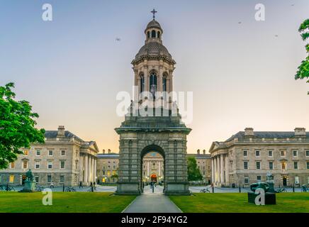 Campanile innerhalb des Trinity College Campus in Dublin, Irland Stockfoto