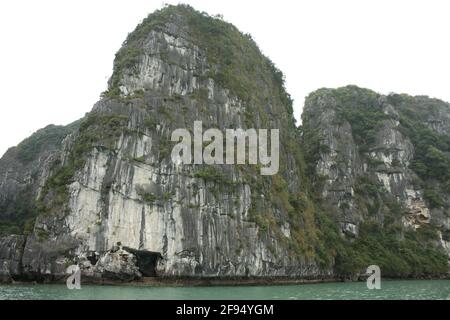 Fotos von Halong Bay's Inseln, Formationen und dem Verkehr auf dem Wasser. Panoramen sowie Wichten. Aufgenommen tagsüber in Vietnam am 07/01/20. Stockfoto
