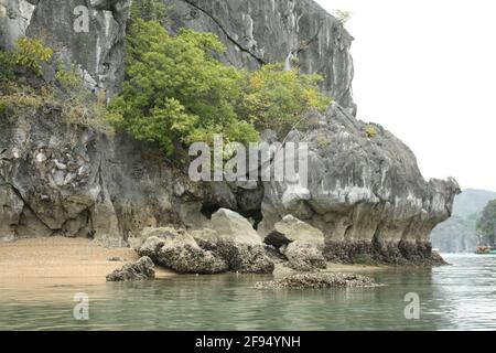 Fotos von Halong Bay's Inseln, Formationen und dem Verkehr auf dem Wasser. Panoramen sowie Wichten. Aufgenommen tagsüber in Vietnam am 07/01/20. Stockfoto