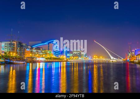 Nachtansicht des Convention Center Dublin und der Samuel Beckett Bridge, Irland Stockfoto