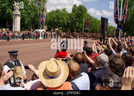 Menschenmassen im Trooping the Color 2009 in der Mall, London, Großbritannien. Menschenmenge gegen den Zaun und beobachtete die vorbeiziehende Prozession. Polizeiarbeit Stockfoto