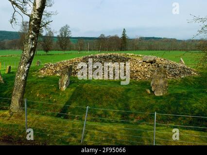 Corrimony Clava-type Passage Grave, Inverness, Schottland, Großbritannien, mit Blick auf NNW, zeigt den grob kreisförmigen Käfig, der von einem Ring aus 11 stehenden Steinen umgeben ist Stockfoto