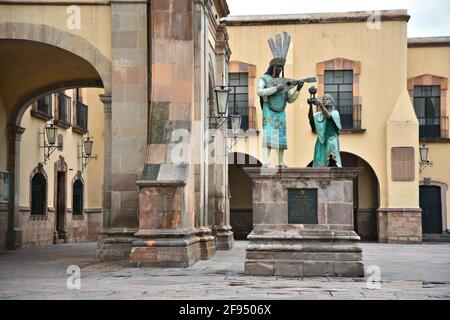 Bronzestatuen an der Außenseite des Franziskanerordens Convento de la Santa Cruz in Santiago de Querétaro, Mexiko. Stockfoto