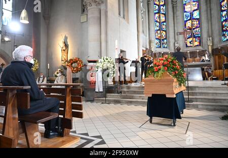 Baden-Württemberg, Tübingen. 16. April 2021: Winfried Kretschmann (Bündnis 90/die Grünen), Ministerpräsident von Baden-Württemberg, sitzt beim Trauerdienst für den Theologen Hans Küng in der St. Johannes Kirche. Hans Küng starb am 6. April im Alter von 93 Jahren. Foto: Bernd Weissbrod/dpa-Pool/dpa Kredit: dpa picture Alliance/Alamy Live News Kredit: dpa picture Alliance/Alamy Live News Stockfoto