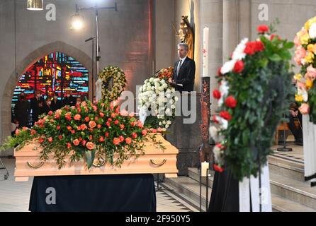 Baden-Württemberg, Tübingen. 16. April 2021: Boris Palmer (Bündnis 90/die Grünen), Oberbürgermeister von Tübingen, spricht beim Trauerdienst für den Theologen Hans Küng in der Kirche St. Johannes. Hans Küng starb am 6. April im Alter von 93 Jahren. Foto: Bernd Weissbrod/dpa-Pool/dpa Kredit: dpa picture Alliance/Alamy Live News Kredit: dpa picture Alliance/Alamy Live News Stockfoto