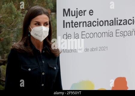 Madrid, Spanien; 16.04.2021.- Königin Letizia nimmt am Ministerium für Industrie, Handel und Tourismus Teil, um den Bericht über die Rolle der Frauen bei der Internationalisierung der spanischen Wirtschaft zu präsentieren, der von der Ministerin für Gleichstellung, Irene Montero, und dem Tourismusminister Reyes Maroto empfangen wird. Die Königin trägt das Jeanskleid von Hugo Boss, das seit 2018 mehrmals wiederholt wurde und ihr 199 Euro kostete, ein Hemddesign, lange Ärmel, mit Taschen auf der Brust und aus dickem Stoff, Ohrringe. Quelle: dpa picture Alliance/Alamy Live News Stockfoto