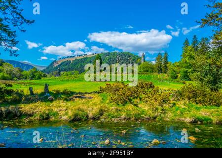 Ruinen der Siedlung Glendalough hinter einem Bach, Irland Stockfoto