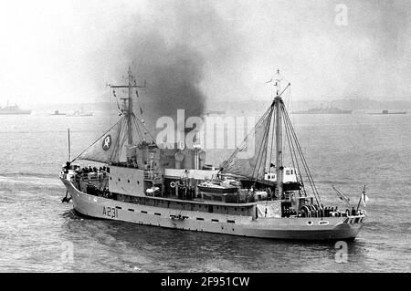 AJAXNETPHOTO. JUNI 1977. PORTSMOUTH, ENGLAND. - LETZTES NAVY-SEGELSCHIFF - H.M.S. REKLAIM, DAS ROYAL NAVY'S TAUCHUNTERSTÜTZUNGSSCHIFF, VERLÄSST DEN HAFEN, UM IHRE SILVER JUBILEE FLEET REVIEW POSITION BEI SPITHEAD ZU ÜBERNEHMEN. FOTO: JONATHAN EASTLAND/AJAX REF:202206 68 Stockfoto