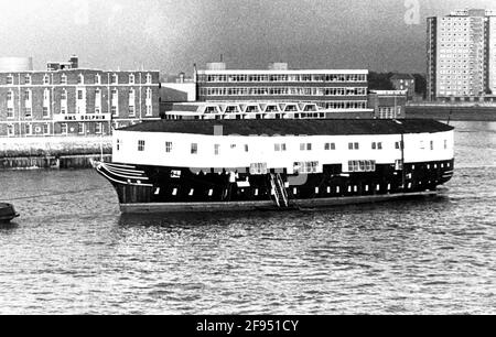 AJAXNETPHOTO. 1971. PORTSMOUTH, ENGLAND. - VETERAN FÄHRT AB - DER HULK DER EX HMS GANNET (EX GANNET, EX T.S.MERCURY) WIRD NACH EINEM KURZEN REFIT AUS DEM MARINESTÜTZPUNKT GESCHLEPPT. DAS SCHIFF WURDE AUF DER HISTORISCHEN WERFT CHATHAM RESTAURIERT.FOTO:JONATHAN EASTLAND/AJAX REF:711912 1 Stockfoto