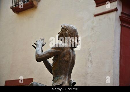 Steinstatue eines lokalen Künstlers im historischen Zentrum von Santiago de Querétaro in Mexiko. Stockfoto