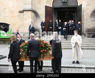 Baden-Württemberg, Tübingen. 16. April 2021: Während des Trauergottesdienstes für den Theologen Hans Küng in der Johannes-Kirche wird der Sarg aus der Kirche getragen. Links im Hintergrund Winfried Kretschmann (Bündnis 90/die Grünen), Ministerpräsident von Baden-Württemberg. Hans Küng starb am 6. April im Alter von 93 Jahren. Foto: Bernd Weissbrod/dpa Quelle: dpa picture Alliance/Alamy Live News Stockfoto