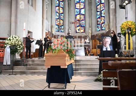 Baden-Württemberg, Tübingen. 16. April 2021: Bei der Trauerfeier für den Theologen Hans Küng steht der Sarg von Hans Küng in der St. Johannes Kirche umrahmt von Blumenschmuck und Trauerkränzen. Hans Küng starb am 6. April im Alter von 93 Jahren. Foto: Bernd Weissbrod/dpa Quelle: dpa picture Alliance/Alamy Live News Stockfoto