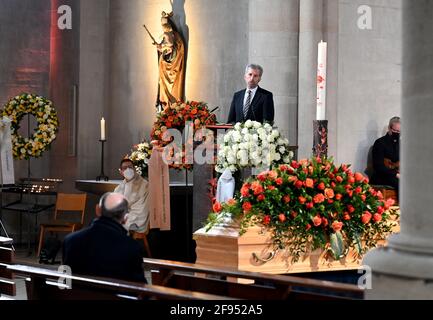 Baden-Württemberg, Tübingen. 16. April 2021: Boris Palmer (Bündnis 90/die Grünen), Oberbürgermeister von Tübingen, spricht beim Trauerdienst für den Theologen Hans Küng in der Kirche St. Johannes. Hans Küng starb am 6. April im Alter von 93 Jahren. Foto: Bernd Weissbrod/dpa-Pool/dpa Quelle: dpa picture Alliance/Alamy Live News Stockfoto