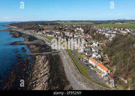 Luftaufnahme von East Wemyss, einer ehemaligen Bergbaustadt an der fife Küste, Schottland, Vereinigtes Königreich. Stockfoto