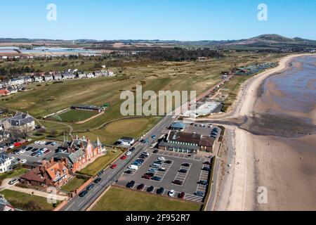 Luftaufnahme von Leven Beach und Leven Links Golf Course, Leven, Fife, Schottland. Stockfoto