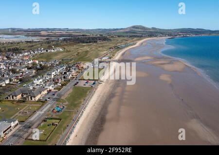 Luftaufnahme von Leven Beach und Leven Links Golf Course, Leven, Fife, Schottland. Stockfoto