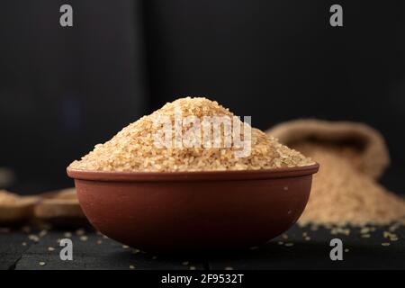 Kerala Matta Reis  Parboiled Reis oder Palakadan matta oder roter Reis in einem Steingut auf grauer Textur mit Küche Hintergrund angeordnet. Stockfoto