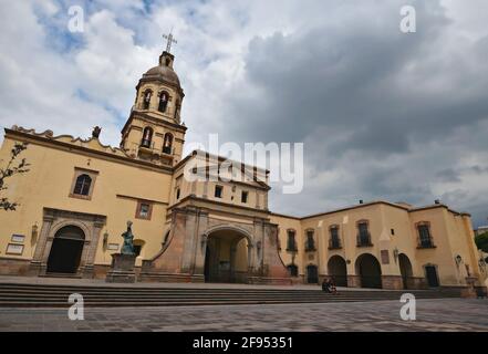 Malerische Außenansicht des Barock-Neoklassizistischen Franziskanerconvento de la Santa Cruz in Santiago de Querétaro, Mexiko. Stockfoto