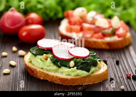 Gesunde leckere Sandwiches mit weichem Frischkäse und Rettich. Vegetarische Gerichte. Stockfoto